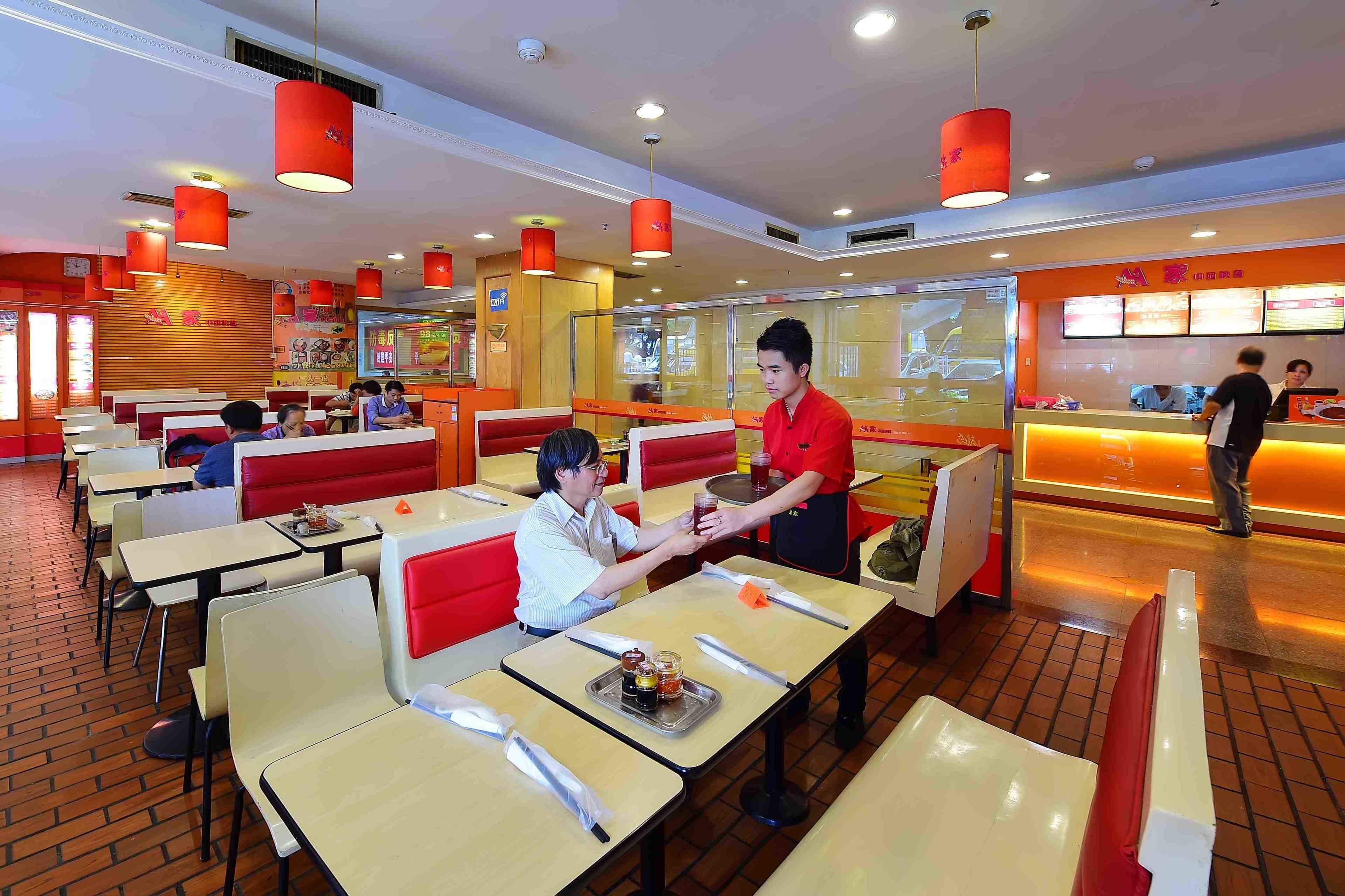 朝食、ランチ、ディナーに営業