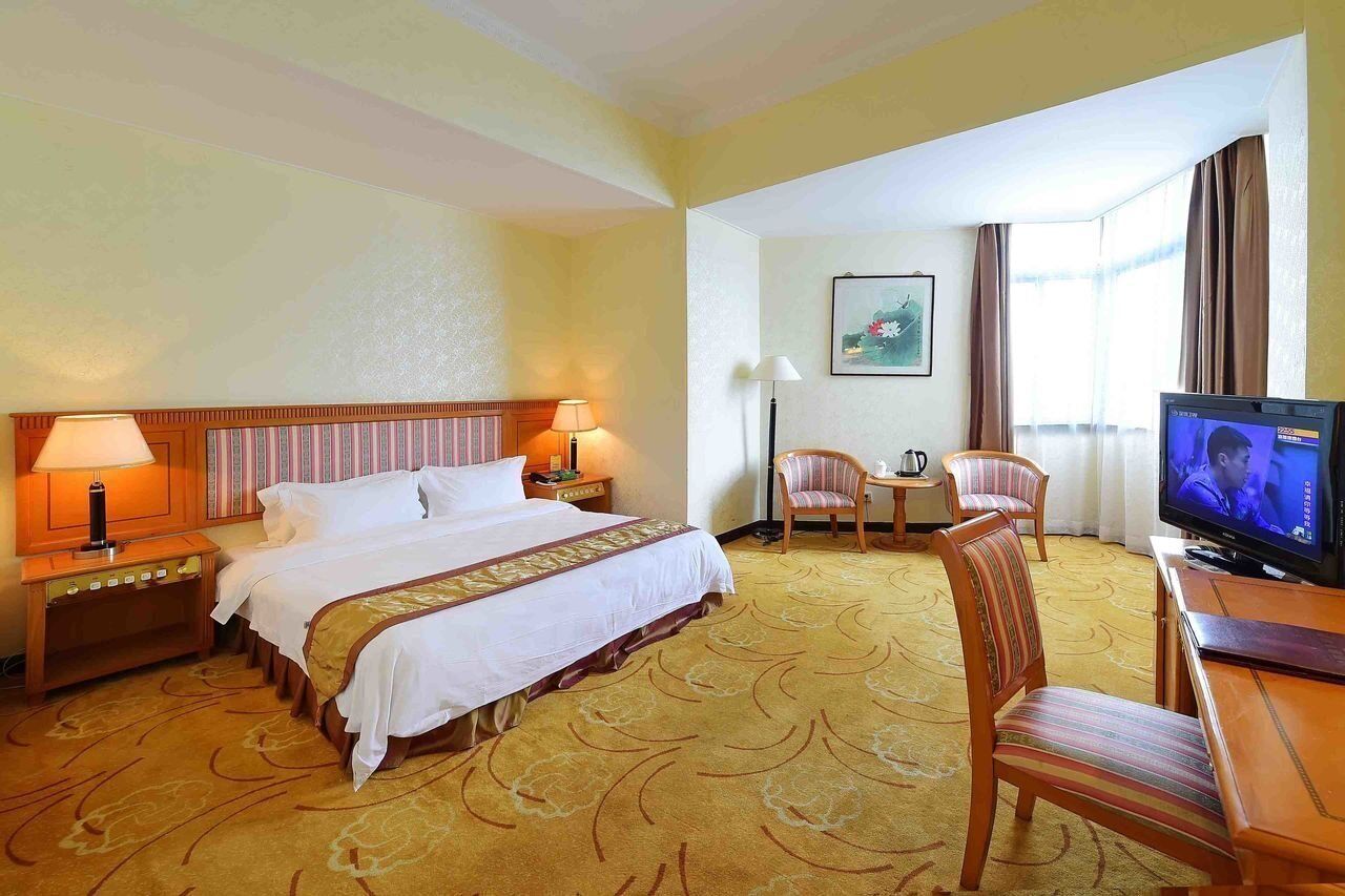 Pillowtop beds, minibar, desk, blackout drapes