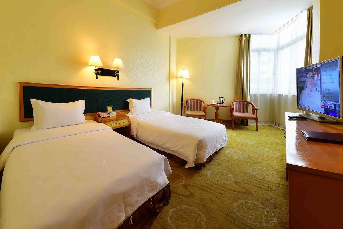 Colchones con pillow-top, minibar, escritorio y cortinas blackout