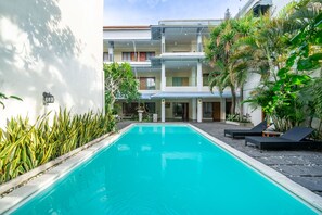 حمّام سباحة خارجي