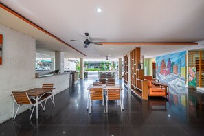 حيث تُقدم وجبات الإفطار، الغداء، العشاء، الأطباق  الأندونيسية