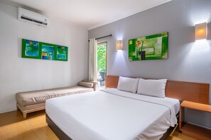 ميني بار وخزنة داخل الغرفة وتجهيزات عازلة للصوت ومكواة/لوح كي