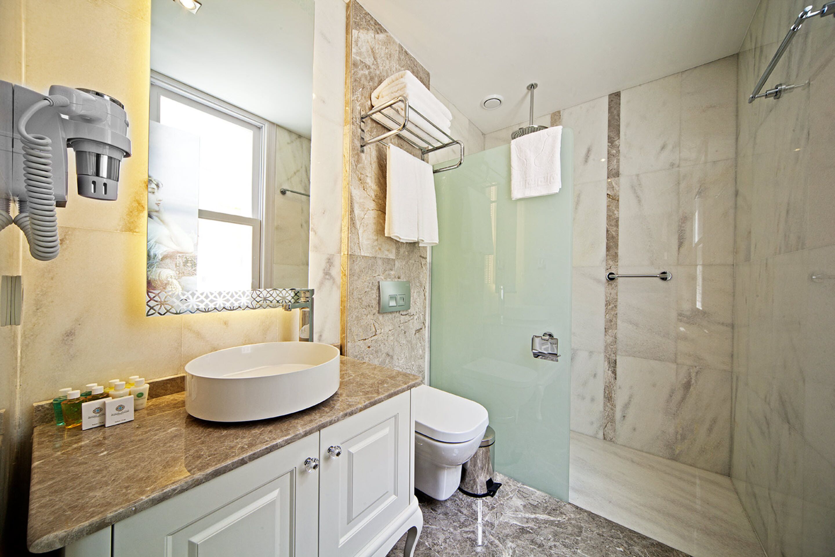 combined shower/bathtub, jetted bath, rainfall showerhead