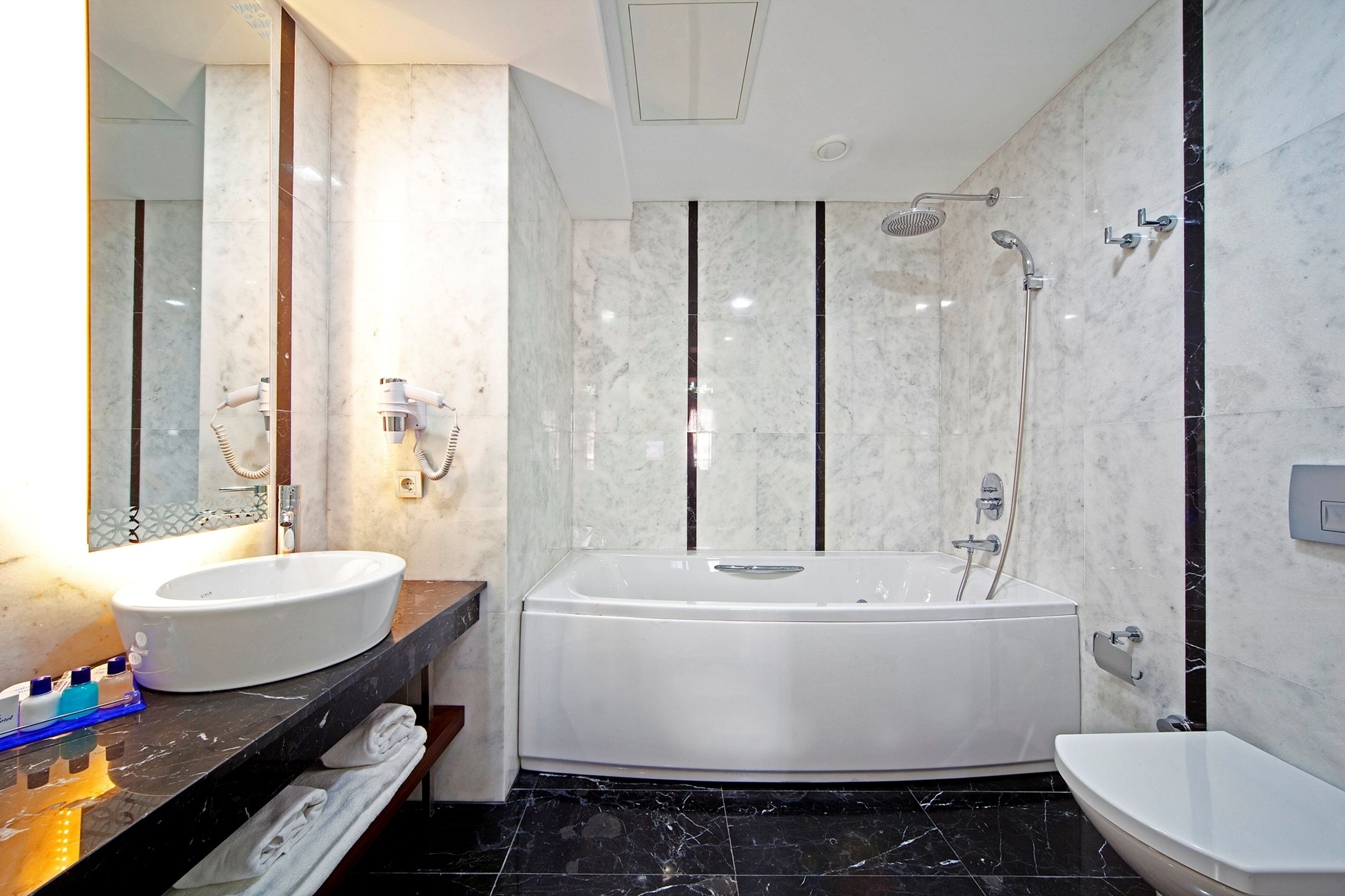 combined shower/bathtub, jetted bath, rainfall showerhead