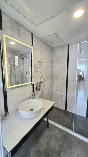 Combined shower/bathtub, jetted bath, rainfall showerhead - Azade Suites (Istanbul)