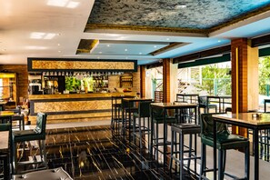 2 bars/lounges, 2 poolside bars, beach bar - Ambassador Plaza (Kemer)