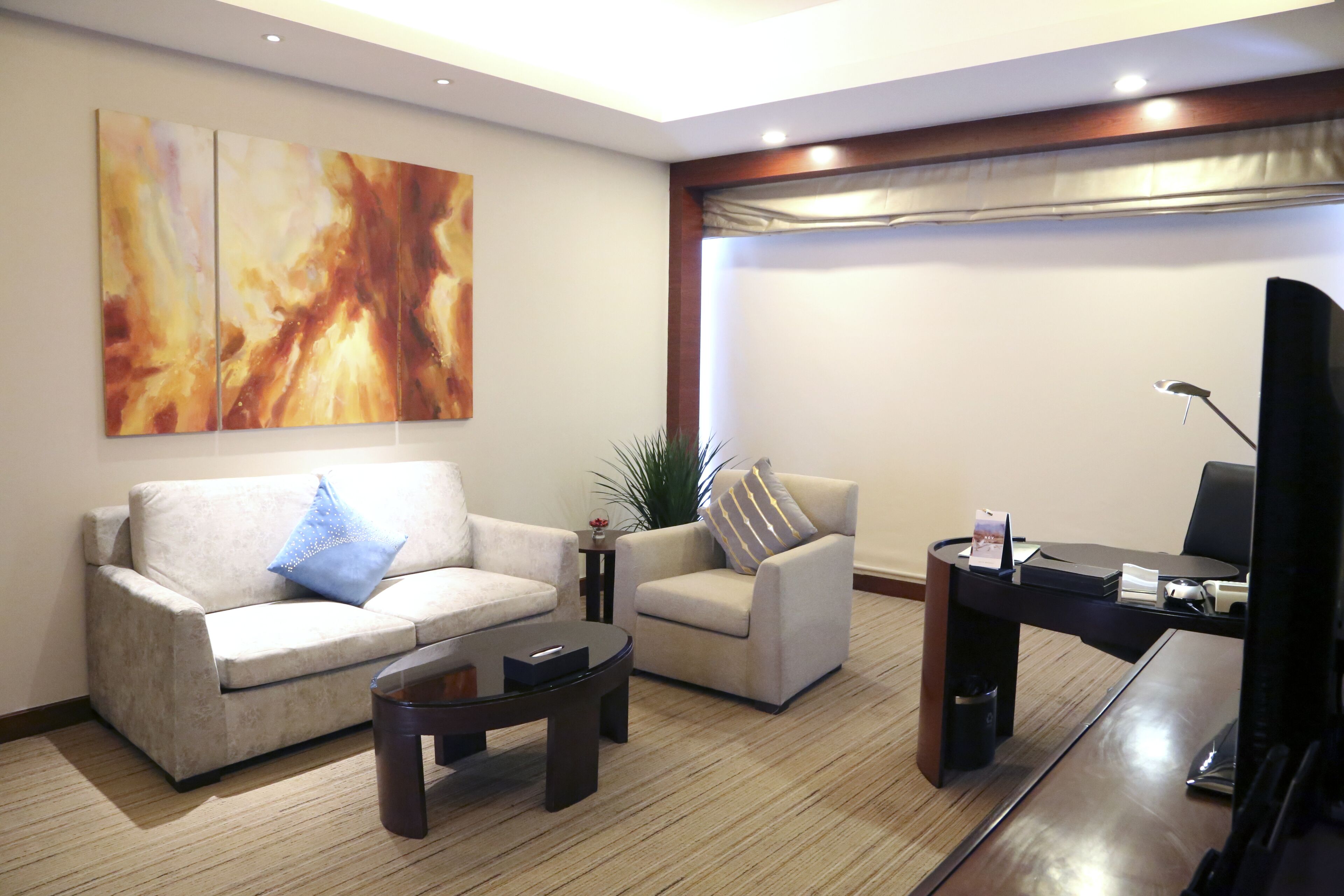 executive suite king size bed | 1 bedroom, hypo-allergenic bedding, down duvets, memory-foam beds