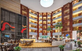 3 間餐廳；供應早餐、午餐、晚餐；中國菜