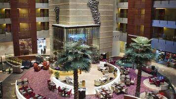 Daily buffet breakfast (CNY 98 per person)