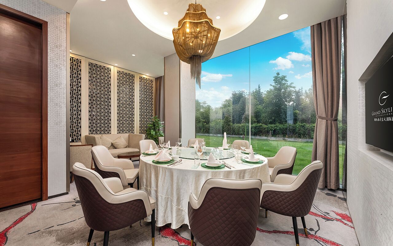 Comedor con una mesa redonda dispuesta para seis personas, rodeada de seis sillas.