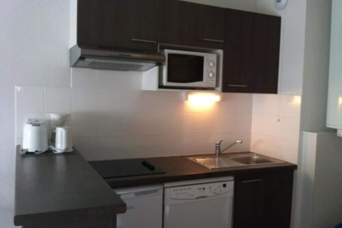 fridge, microwave, stovetop, electric kettle