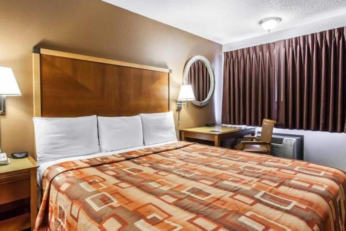 Ropa de cama de alta calidad, escritorio y cortinas blackout