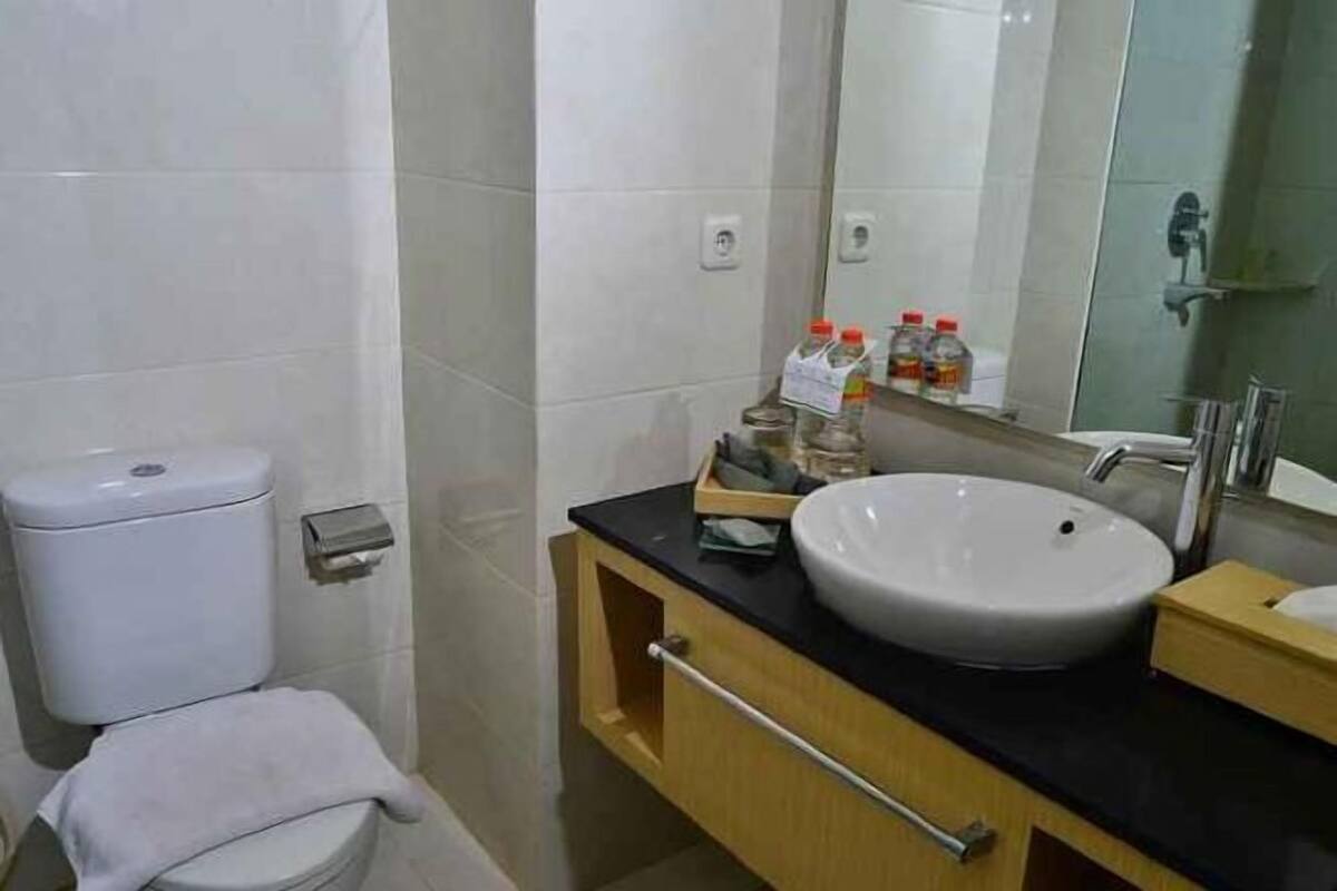 Bathroom | Shower, free toiletries, hair dryer, slippers