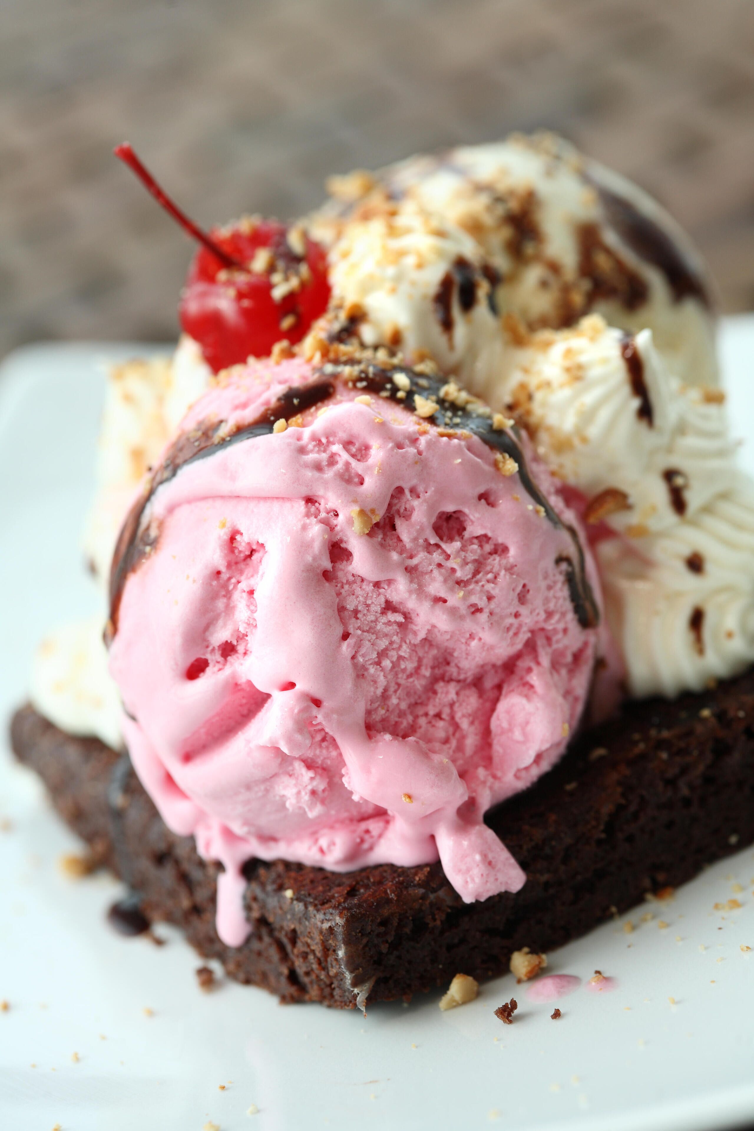 Un postre con cereza por encima.