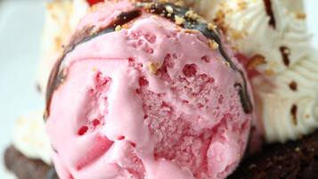 Un postre con cereza por encima.