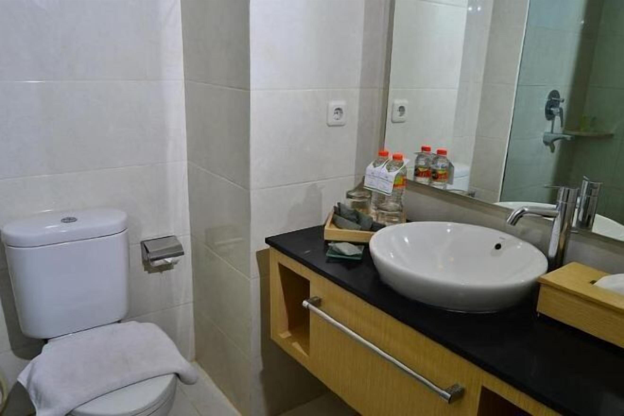 Bathroom | Shower, free toiletries, hair dryer, slippers