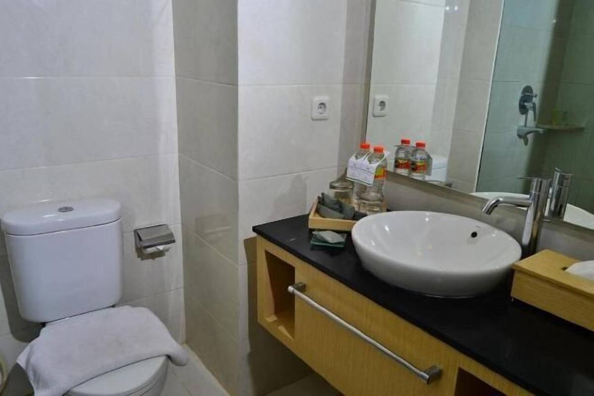 Bathroom | Shower, free toiletries, hair dryer, slippers