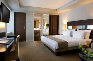 Executive Suite, 1 King Bed | Free minibar, in-room safe, desk, blackout drapes
