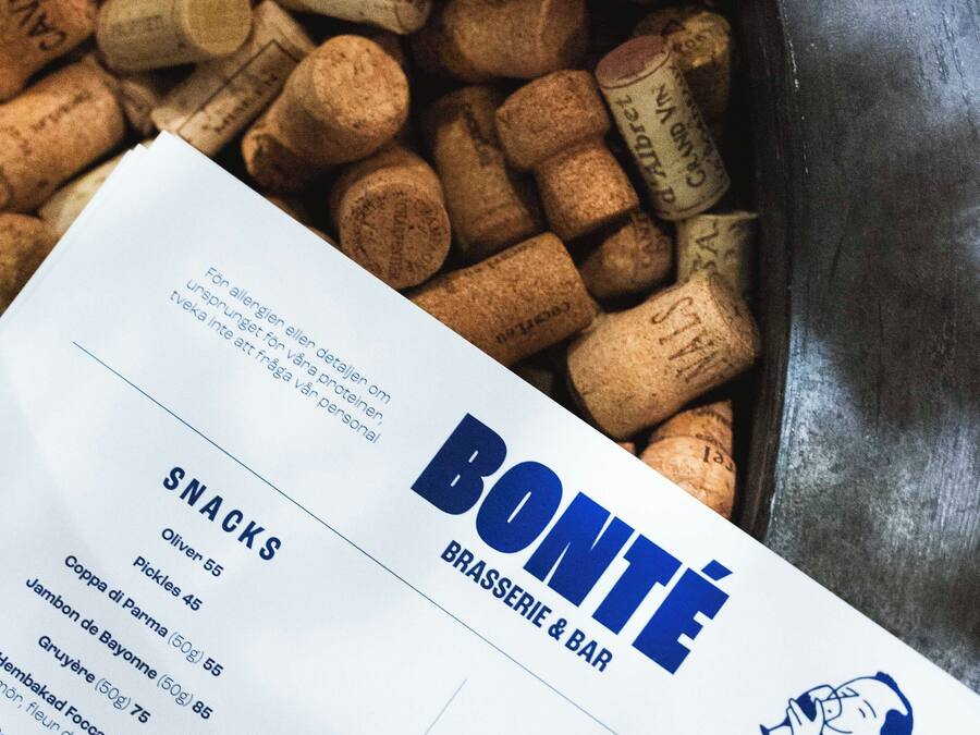 Un menu du restaurant-brasserie Bonté, avec une liste de collations et de plats.