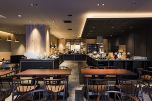 朝食、ランチに営業