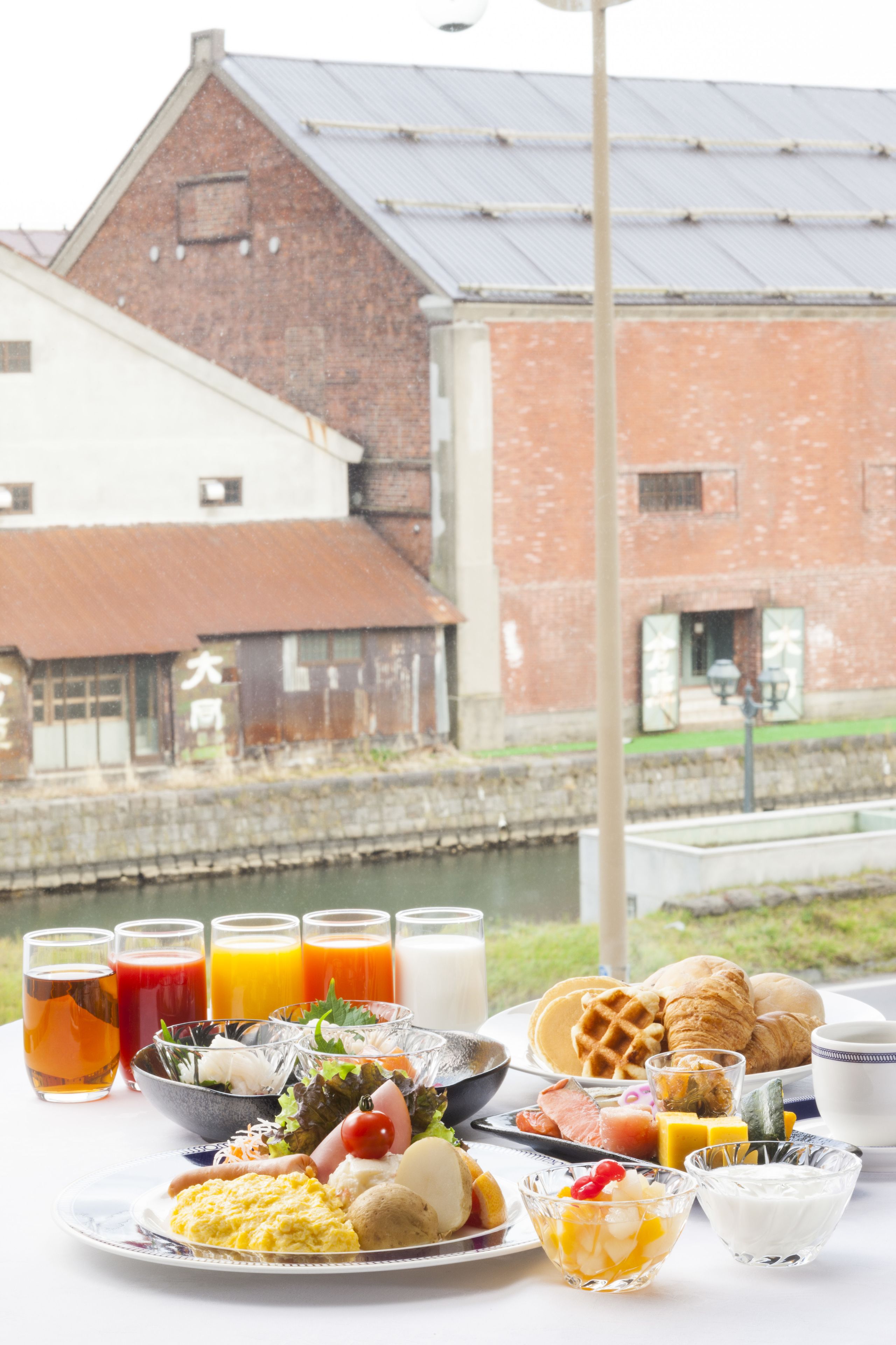 breakfast and lunch served