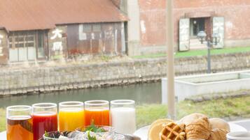 Breakfast and lunch served