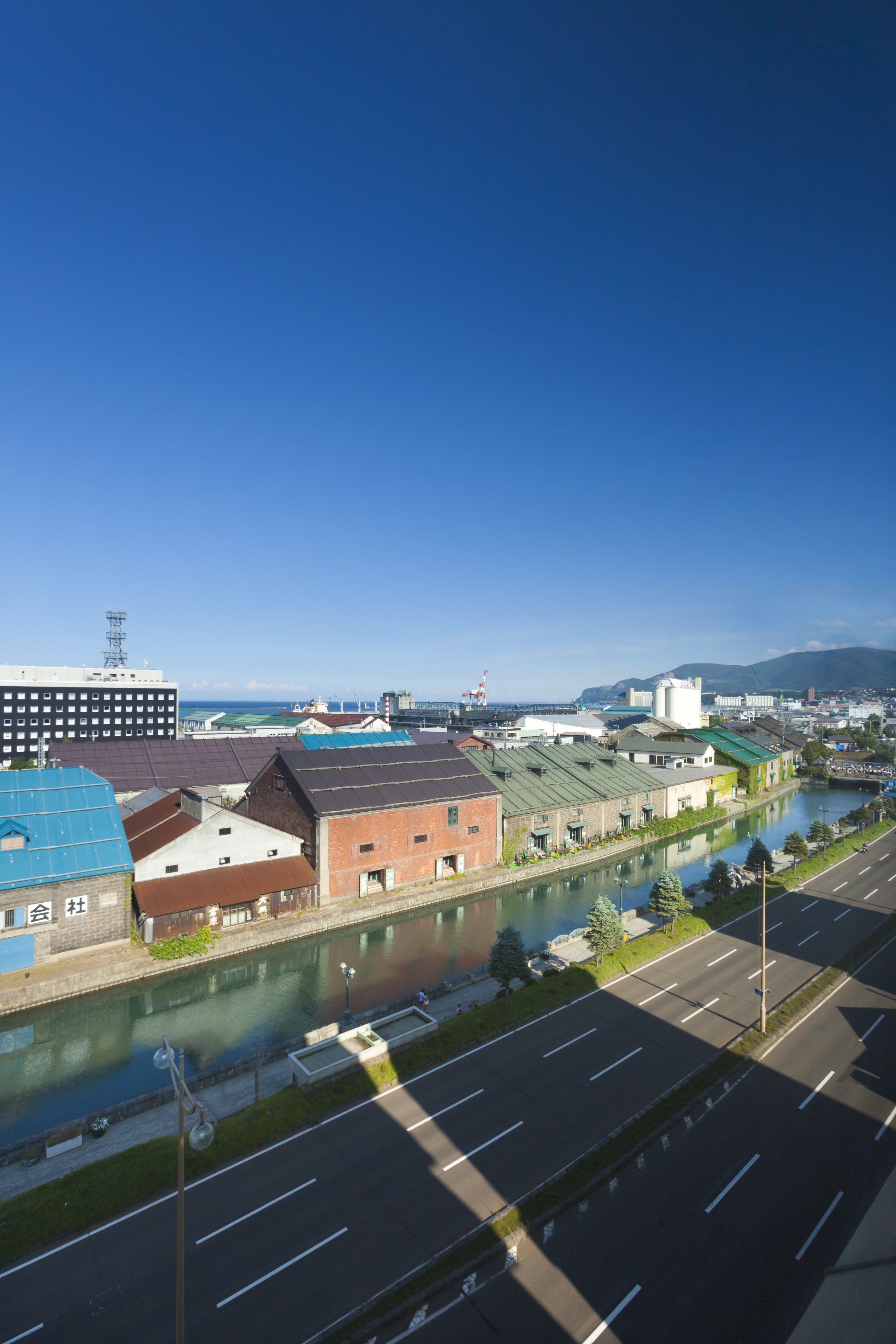 Un río atraviesa una ciudad, flanqueado por edificios a ambos lados.