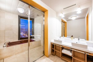Kamar Twin Eksekutif, Bebas Asap Rokok, pemandangan sungai | Kamar mandi | Perlengkapan mandi gratis, pengering rambut, sandal, dan kloset
