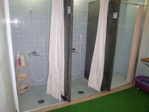 Douche, serviettes fournies
