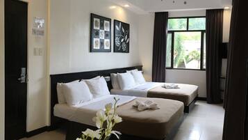 Junior Suite | Minibar, in-room safe, individually decorated, individually furnished