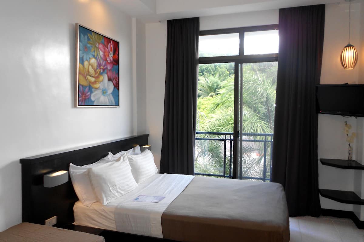Deluxe Room, 1 Double Bed | Minibar, in-room safe, iron/ironing board (on request), WiFi (free)