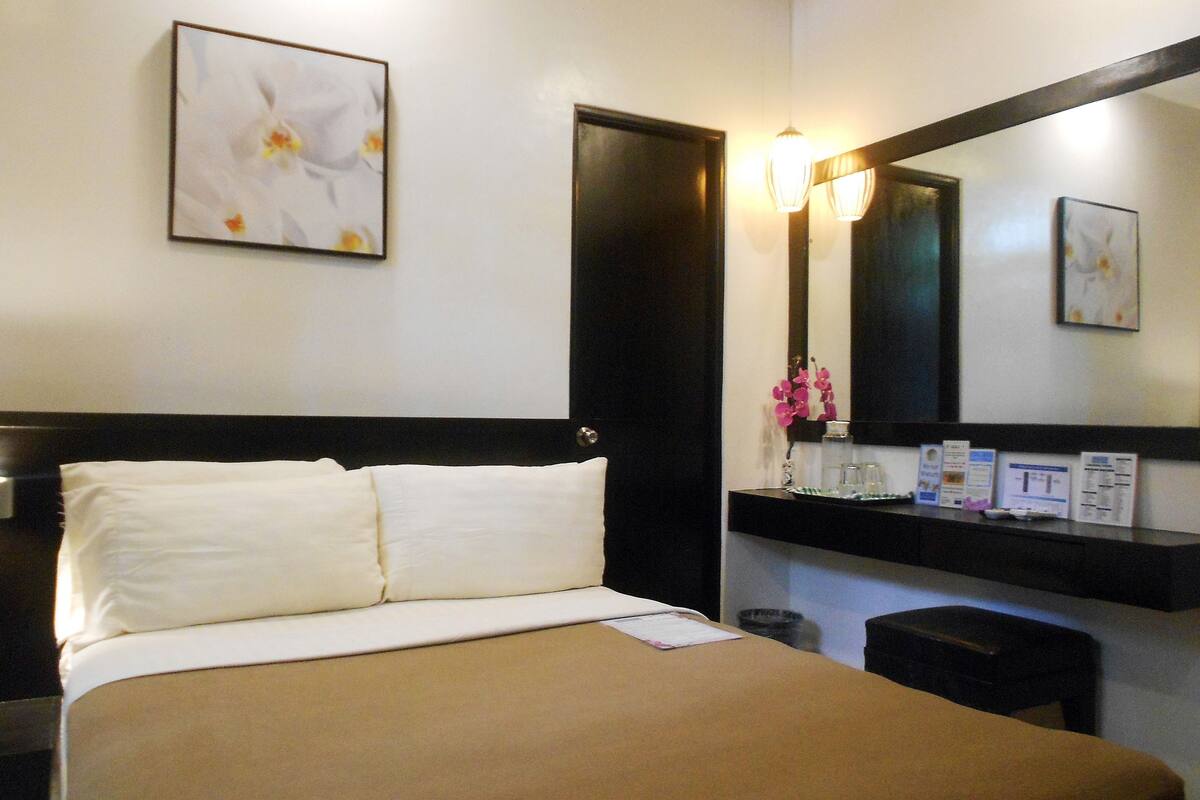Standard Room, Ground Floor | Minibar, in-room safe, iron/ironing board (on request), WiFi (free)
