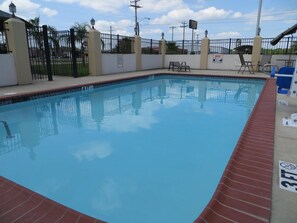 Outdoor pool - The Executive Inn & Suites (West Columbia)
