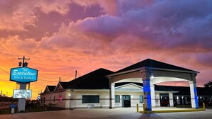 The Executive Inn & Suites with a swimming pool and special rate on Sundays. - The Executive Inn & Suites (West Columbia)