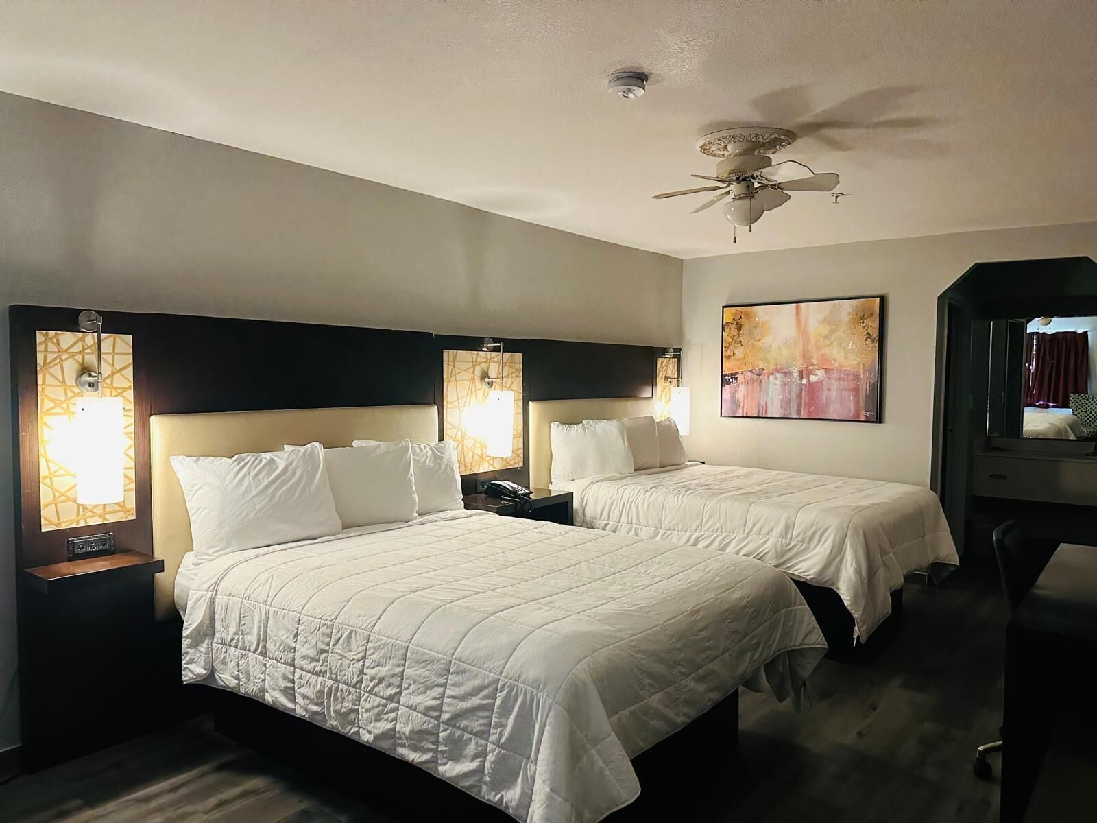 Colchones con pillow-top, escritorio y tabla de planchar con plancha 