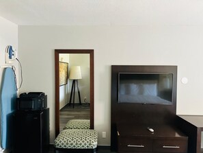 Deluxe Single Room, Non Smoking | Television