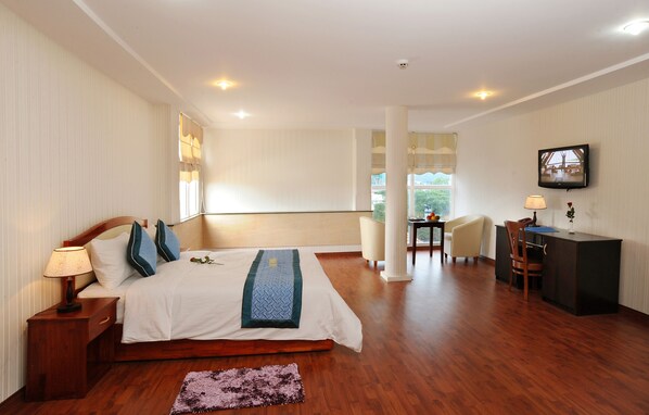 Sviitti | Ylelliset vuodevaatteet, minibaari, tallelokero huoneessa, työpöytä