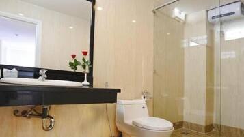 Combined shower/bathtub, rainfall showerhead, free toiletries
