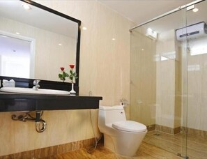 Combined shower/tub, rainfall showerhead, free toiletries, hair dryer - Song Thu Hotel (Da Nang)