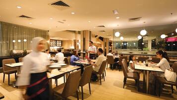 Phục vụ bữa trưa và bữa tối