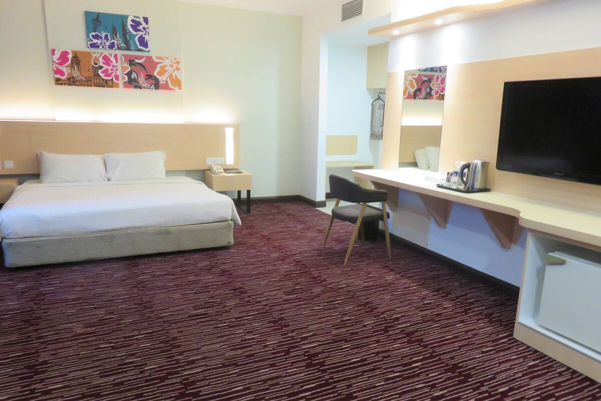 Premier Suite | Minibar, desk, iron/ironing board, rollaway beds (surcharge)