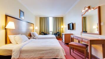 Minibar, bàn, bàn ủi/dụng cụ ủi quần áo