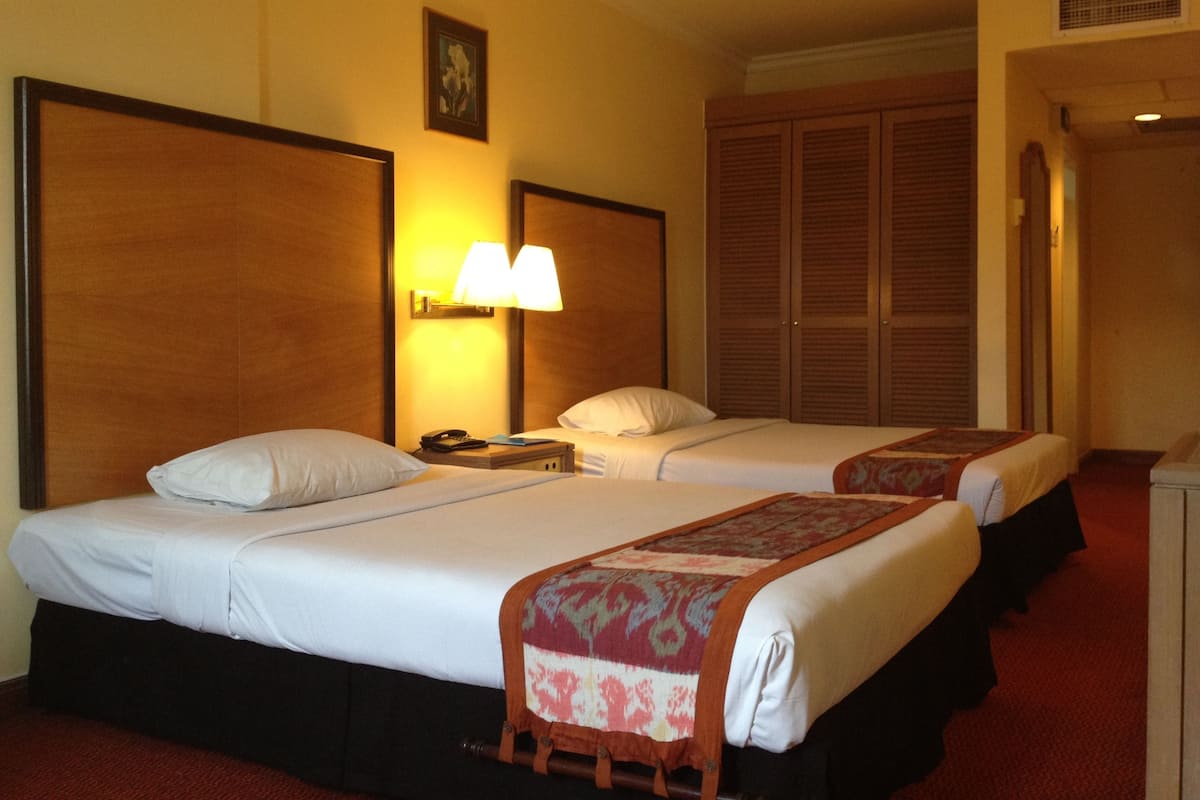 Minibar, desk, iron/ironing board, rollaway beds