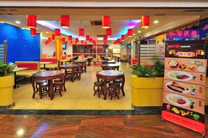 供應早餐、午餐及晚餐