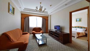 Suite | Pillowtop beds, minibar, desk, blackout drapes - The Overseas Chinese Building Hotel (Shenzhen)