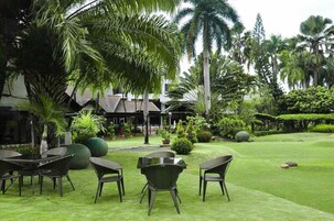 Bar junto a la piscina