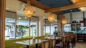 Breakfast, lunch and dinner served