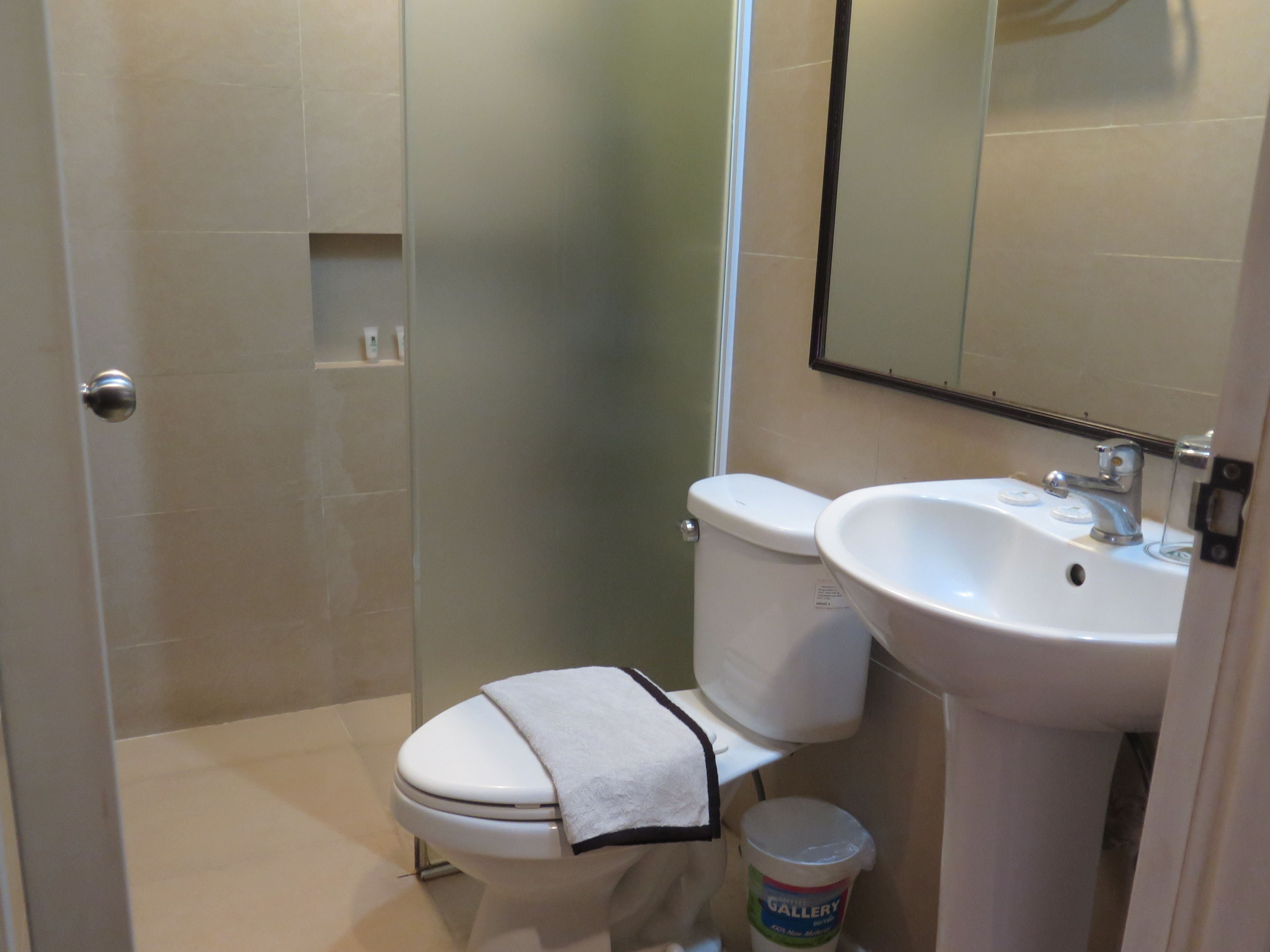 Un baño con inodoro, lavamanos y ducha.