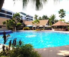 Una piscina al aire libre