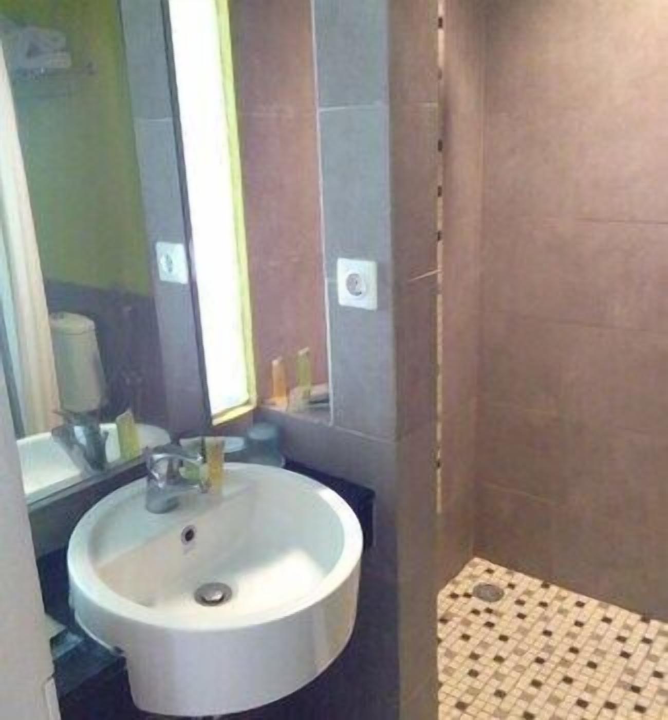 Kamar mandi | Shower, pancuran hujan, perlengkapan mandi gratis, dan pengering rambut